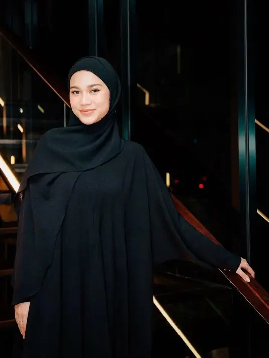 Begitu juga Azizah Salsha yang juga menjadi muse di atas catwalk mengenakan gamis dan pashmina warna senada dengan Aaliyah. [@snap.nuel/@rezartemeviaofficial/@ochiipramita]