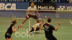 Ganda campuran Indonesia, Praveen Jordan/Debby Susanto, melawan pasangan Denmark, Mathias Christiansen/Sara Thygesen, di Indonesia Open 2017 di JCC, Selasa (13/6/2017). Pasangan Indonesia takluk  21-15, 19-21, 11-21. (Bola.com/M Iqbal Ichsan)