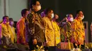 Ketua Umum Partai Golkar Airlangga Hartarto bersama Wakil Presiden ke 10 dan 12 Jusuf Kalla saat acara HUT Partai Golkar ke-57 di Kantor DPP Golkar, Jakarta, Sabtu (23/10/2021). (Liputan6.com/Faizal Fanani)