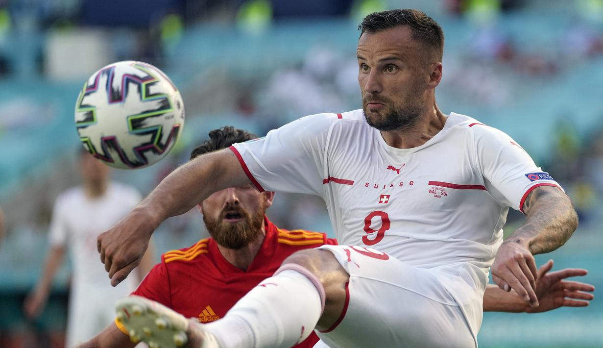 Swiss kembali menekan di menit ke-27 lewat strikernya, Haris Seferovic. Lepas dari pengawalan bek Swiss, Jo Rodon, ia berhasil melepaskan tendangan yang masih belum menemui sasaran. (Foto: AP/Darko Vojinovic/Pool)