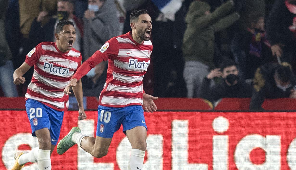 Unggul jumlah pemain, Granada berhasil memaksimalkannya dengn mencetak gol balasan untuk menyamakan skor menjadi 1-1. Sepakan keras Antonio Puertas (kanan) dari dalam kotak penalti gagal dibendung Marc-Andre ter Stegen. (AFP/Jorge Guerrero)