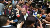 Menteri Keamanan Meksiko Jesus Orta meminta agar warga bisa tenang dan tidak membuat kegaduhan. Ia juga hadir di tengah-tengah aksi protes tersebut (AFP)