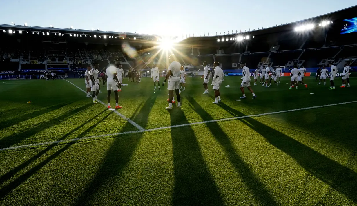 Real Madrid dan Eintracht Frankfurt akan bertarung untuk memperebutkan trofi UEFA Super Cup 2022. (AP/Antonio Calanni)
