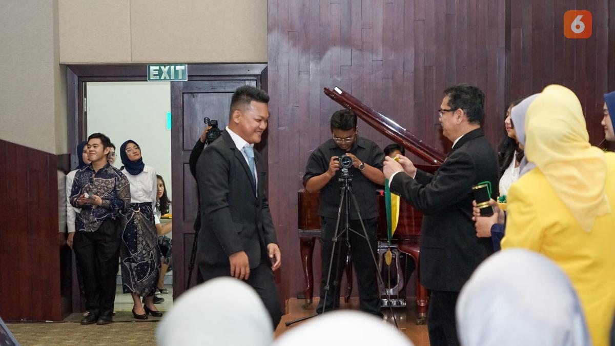 Gelar Dokter dari UI Diraih Anak Tukang Las Ini Tanpa Keluarkan Uang 1 Rupiah pun