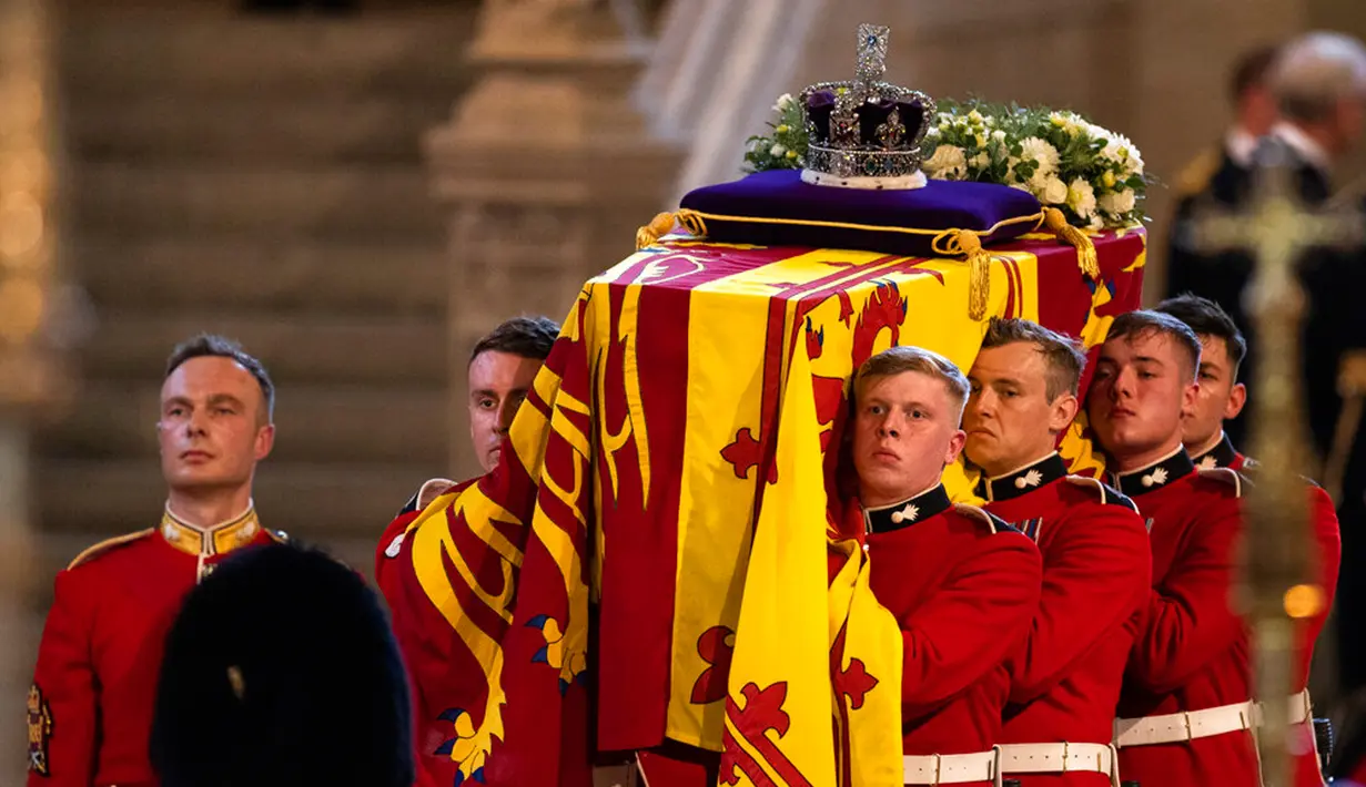 Mahkota terlihat pada peti jenazah Ratu Elizabeth II saat akan disemayamkan di Westminster Hall, Istana Westminster, London, Inggris, 14 September 2022. Pemakaman Ratu Elizabeth II akan menjadi salah satu pertemuan bangsawan dan politikus terbesar yang diselenggarakan di Inggris selama beberapa dekade. (Dan Kitwood/Pool via AP)