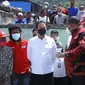 Menteri Kelautan dan Perikanan Sakti Wahyu Trenggono meninjau lokasi pengungsian nelayan yang terdampak kebakaran di permukiman perumahan Kompleks Borobudur Manokwari, Kamis (14/10/2021). (Dok KKP)