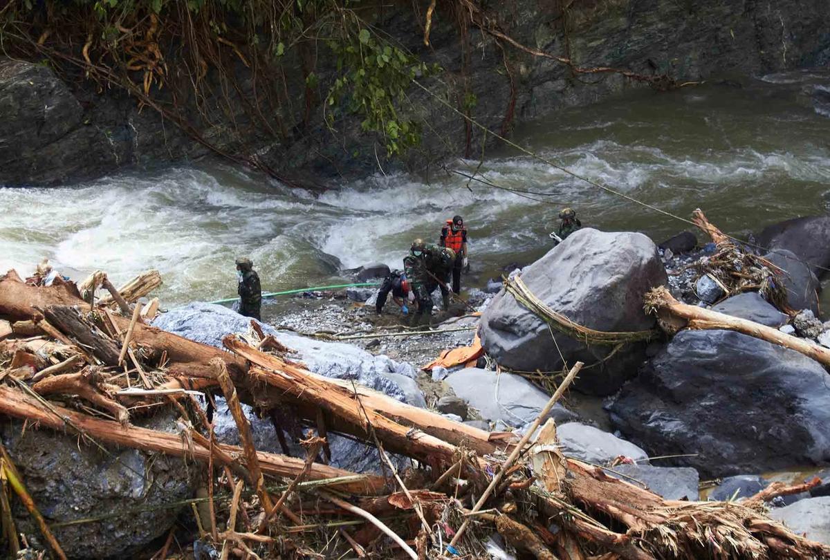 FOTO: Tim SAR Hadapi Medan Sulit Saat Evakuasi Korban Banjir Sumatera–Aceh