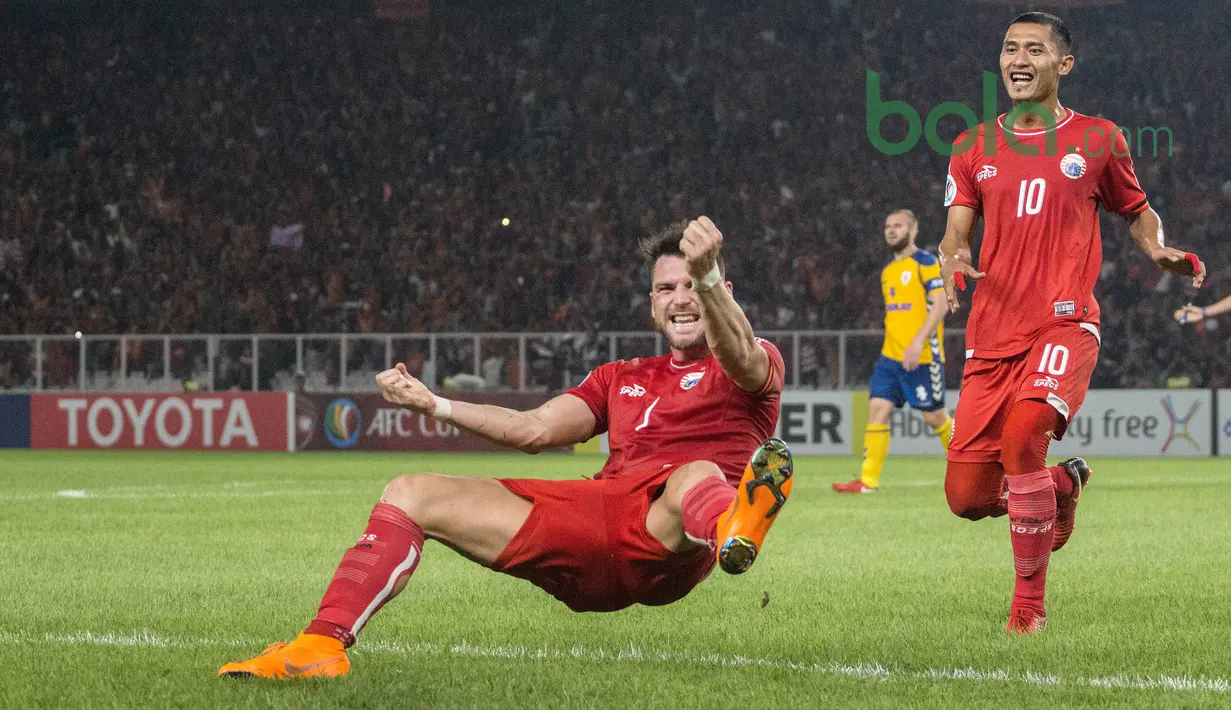 Marko Simic merayakan gol bersama Rudi Widodo saat melawan Tampines Rovers pada laga Piala AFC 2018 di Stadion Utama GBK, Senayan, Jakarta (28/2/2018). Simic mencetak tiga gol untuk Persija. (Bola.com/Asprilla Dwi Adha)