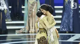 Pemenang Puteri Indonesia 2020 Rr Ayu Maulida Putri (kanan) asal Jawa Timur berpelukan dengan pemenang kedua Putu Ayu Saraswati asal Bali dalam acara malam puncak di Jakarta, Jumat (6/3/2020). Ayu Maulida menjadi pemenang setelah menyisihkan tiga pesaingnya. (Fimela.com/Bambang E Ros)
