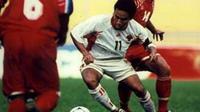Bima Sakti, saat berduel dengan salah satu pemain Thailand di Piala Tiger 1998. (Bola.com/Dok. AFF)