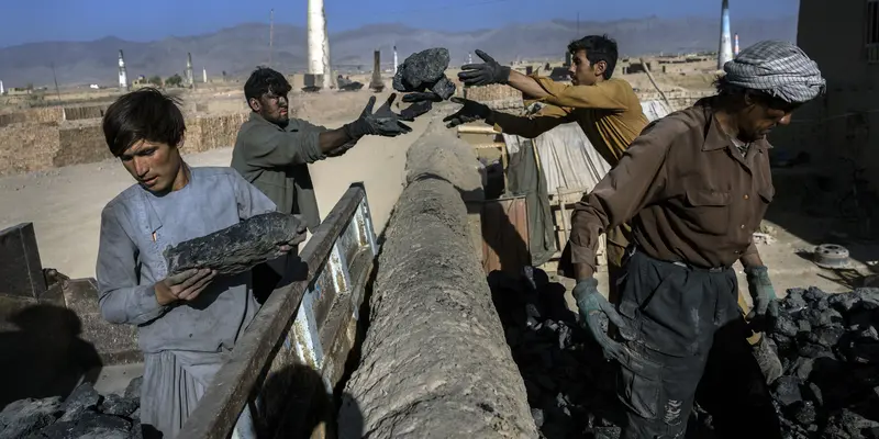 Potret Buruh Pembuat Batu Bata di Kabul