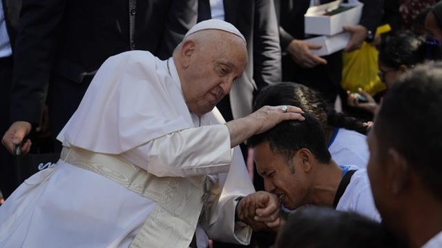 Paus Fransiskus memberkati umat seseorang saat berkunjung ke Sekolah Anak-anak Penyandang Disabilitas Irmas ALMA di Dili, Timor Leste, Selasa (10/9/2024).