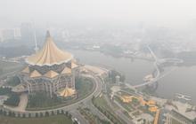 Asap Kebakaran Hutan Indonesia Menyelimuti Kota Kuching