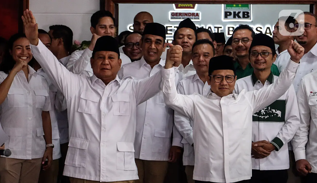 Ketum Partai Gerindra Prabowo Subianto dan Ketum PKB Muhaimin Iskandar atau Cak Imin berpegangan tangan saat peresmian Sekretariat Bersama (Sekber) di Jalan Jl. Ki Mangunsarkoro No. 1, Menteng, Jakarta Pusat, Senin (23/1/2023).  Lokasi yang dipilih yaitu di Jalan Ki Mangunsarkoro Nomor 1, Menteng, Jakarta Pusat, yang hanya terpaut 800 meter dari kantor Komisi Pemilihan Umum (KPU).  (Liputan6.com/Johan Tallo)