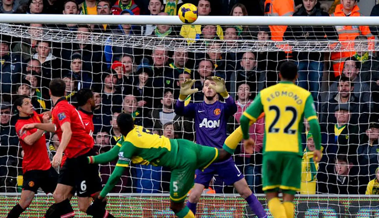 David de Gea menahan tembakan kegawang dari Sebastien Bassong pada pertandingan sepak bola Liga Inggris antara Norwich City vs Manchester United di Carrow Road stadion di Norwich, Inggris,(28/12/13).((AFP/Ben Stansall)
