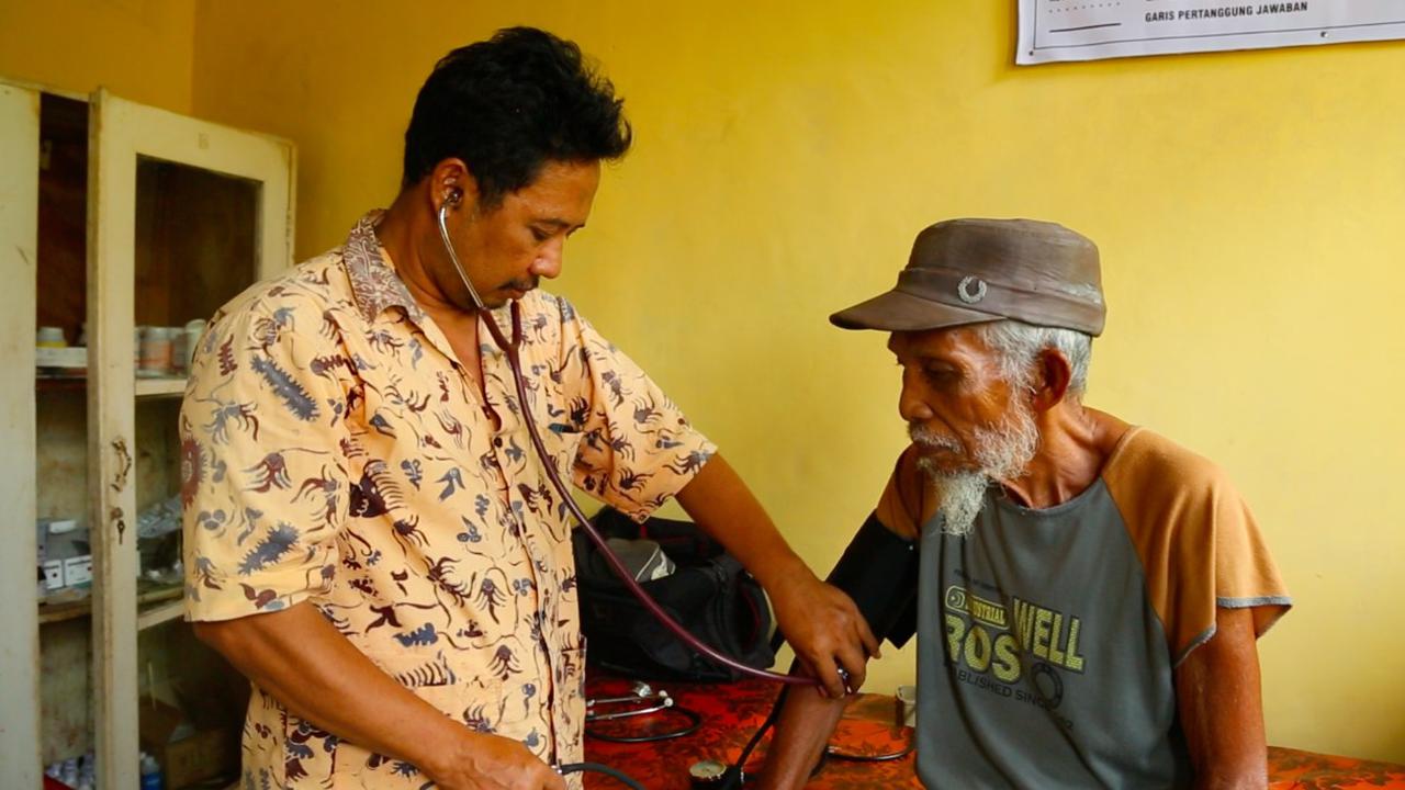 Warga berobat ke Puskesmas