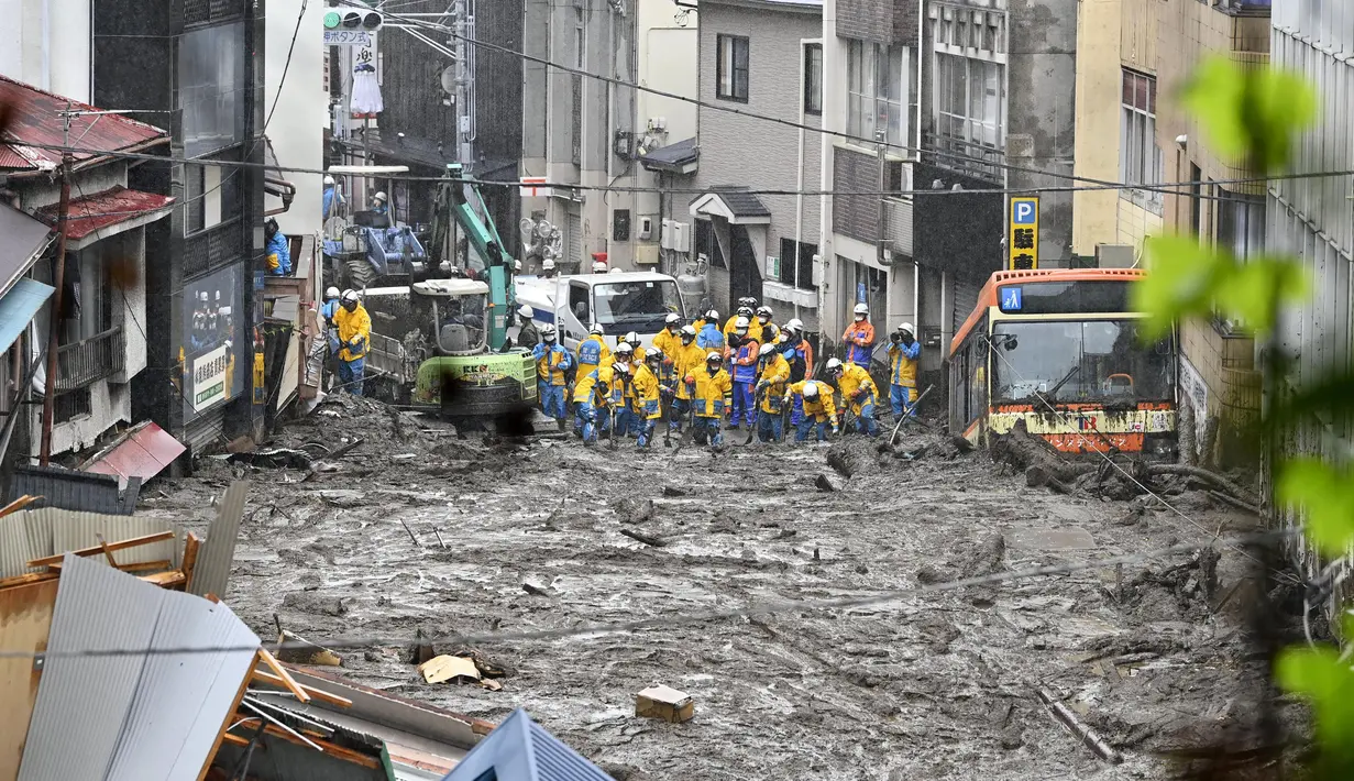 Tim penyelamat bekerja saat mereka melakukan operasi pencarian di lokasi tanah longsor di Atami, Minggu (4/7/2021). Pemerintah menurunkan sekitar 700 orang dari polisi prefektur Shizuoka, petugas damkar dan militer Jepang melanjutkan upaya pencarian dan penyelamatan korban. (Kyodo News via AP)