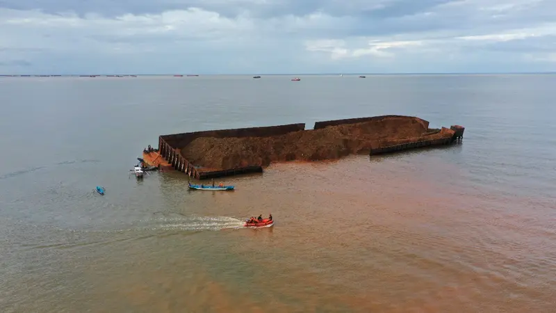 Kapal tongkang karam di Pantai Batu Gong Kecamatan Lalonggasumeeto Konawe, menyebabkan pencemaran laut usai ore nikel yang berasal dari dalam kapal masuk ke dalam laut.(Foto:Jon K-19)