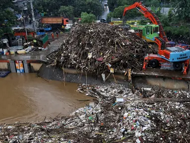 Alat berat (becko) beroperasi mengangkut sampah yang menumpuk di Pintu Air Manggarai, Jakarta, Rabu (24/4). Tingginya curah hujan di Bogor membuat sampah yang berasal kebanyakan dari sampah rumah tangga ini terbawa arus sungai menumpuk di Pintu Air Manggarai. (Liputan6.com/Johan Tallo)