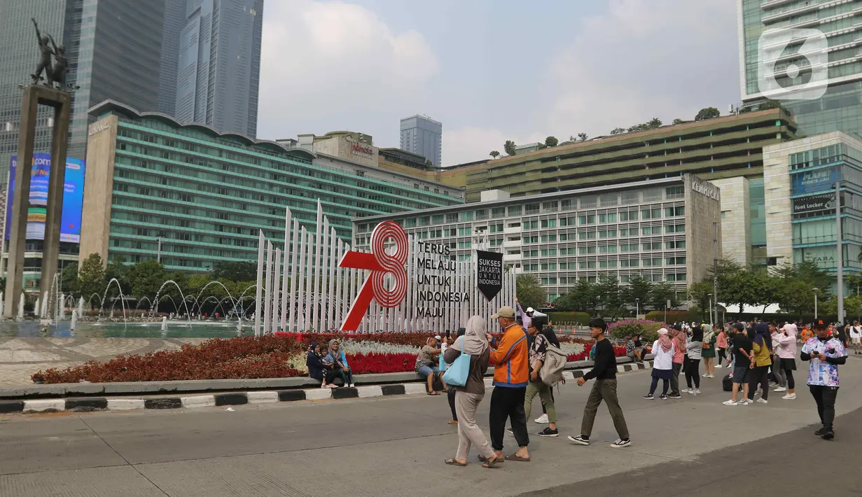 Suasana warga berolahraga saat Car Free Day (CFD di kawasan Bundaran HI,  Jakarta, Minggu (15/1/2023). (Liputan6.com/Herman Zakharia)