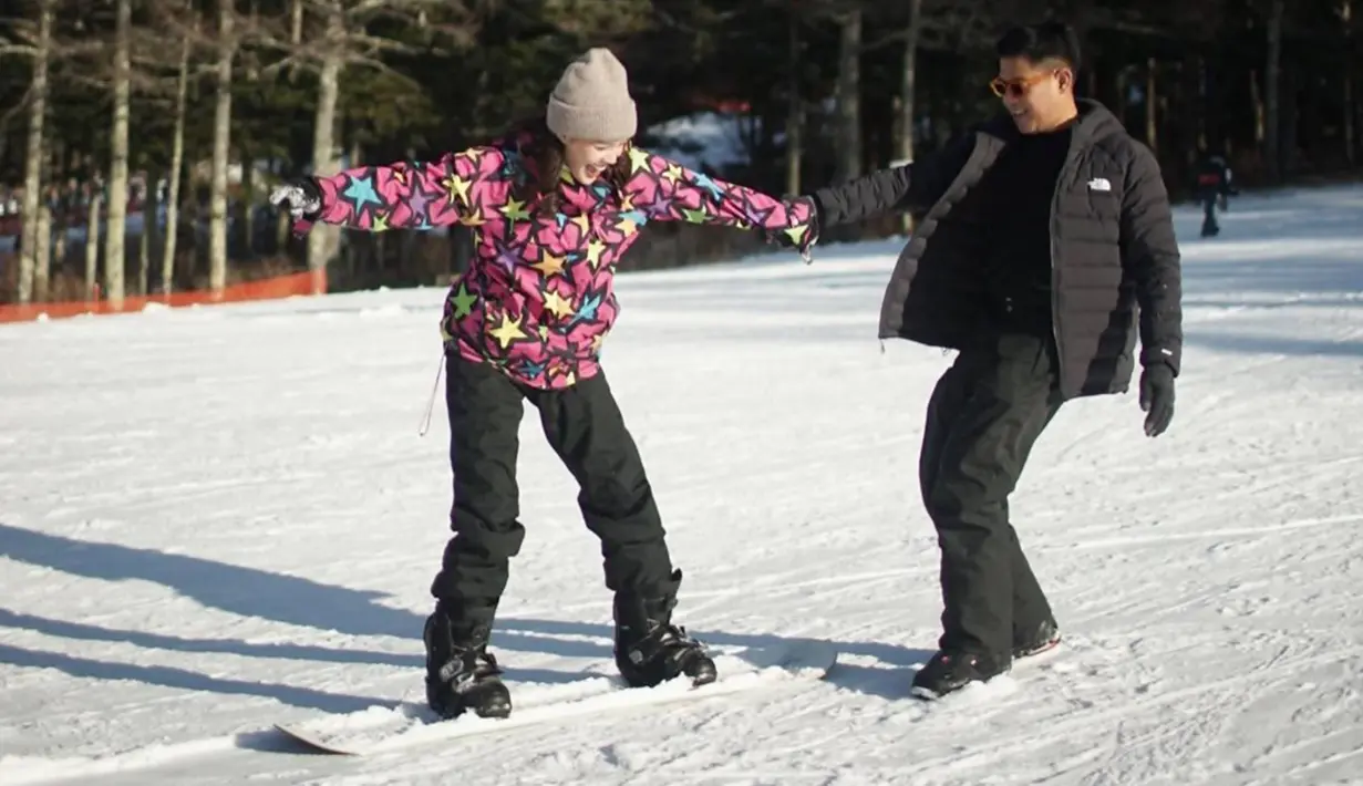 Dalam unggahan Instagramnya, Della Dartyan pun terlihat bahwa belum mahir saat bermain ski salju. Terlihat saat berada di papan seluncur ia pun masih cukup ketakutan karena meluncur dengan cepat. Namun akhirnya, Nino RAN menangkap Della yang tengah melaju sambil panik dan sambil teriak memanggil Nino. (Liputan6.com/IG/@delladartyan)