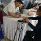 Petugas melayani pelamar kerja disabilitas pada acara Job Fair Disabilitas bertajuk Cinta Disabilitas di Lapangan Banteng, Jakarta, Sabtu (3/12/2022). Acara ini digelar untuk meningkatkan kesadaran terhadap disabilitas di tengah masyarakat, sehingga memiliki akses yang sama dengan non disabilitas dalam pemenuhan kebutuhan dasar hidup. (merdeka.com/Imam Buhori)