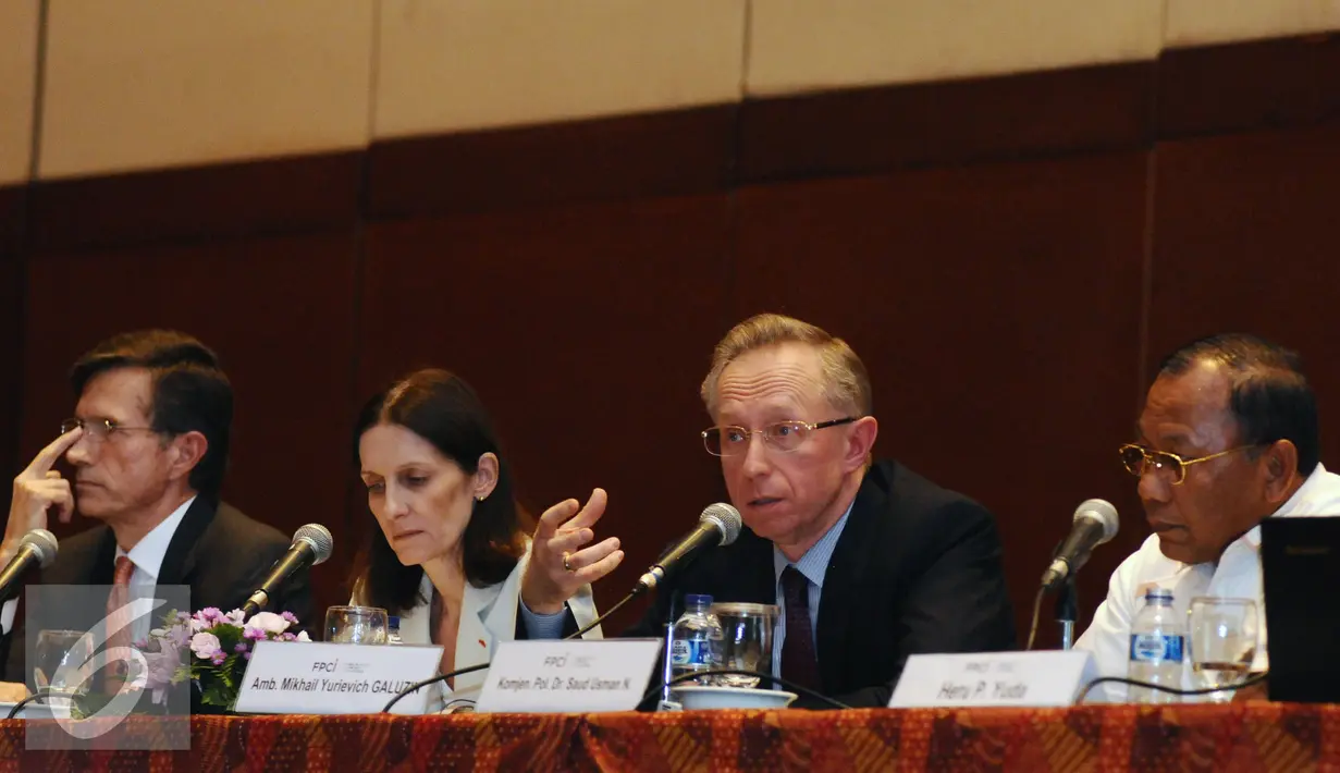 Duta Besar Federasi Rusia untuk Indonesia, Mikhail Yurievich Galuzin (kedua kanan) saat menjawab pertanyaan dalam diskusi FPCI Pergeseran Koalisi Internasional Melawan ISIS di Hotel Borobudur Jakarta, Selasa (8/12/2015). (Liputan6.com/Helmi Fithriansyah)