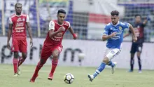 Striker Persib Bandung, Jonathan Bauman, berebut bola dengan pemain Arema FC, Muhammad Rafli, pada laga Liga 1 di Stadion GBLA, Jawa Barat, Kamis (13/9/2018). Persib menang 2-0 atas Arema FC. (Bola.com/M Iqbal Ichsan)