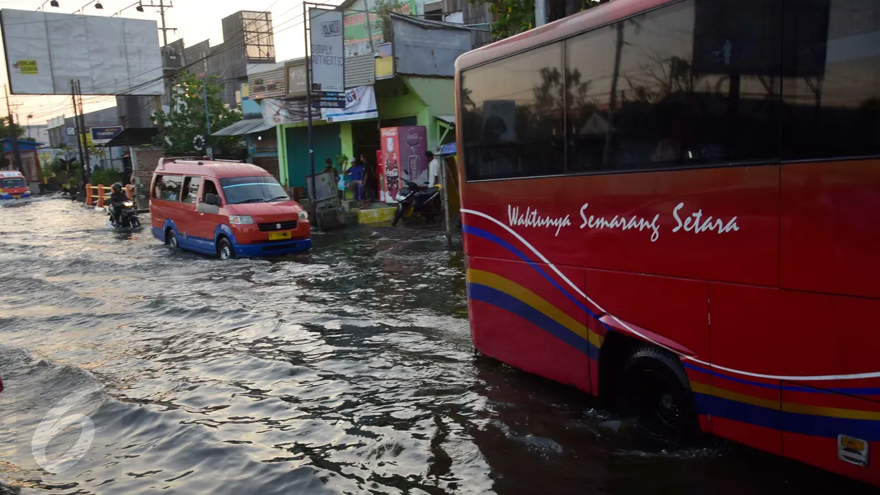 20160612-Jalur Pantura Banjir, Kendaraan Susah Melintas
