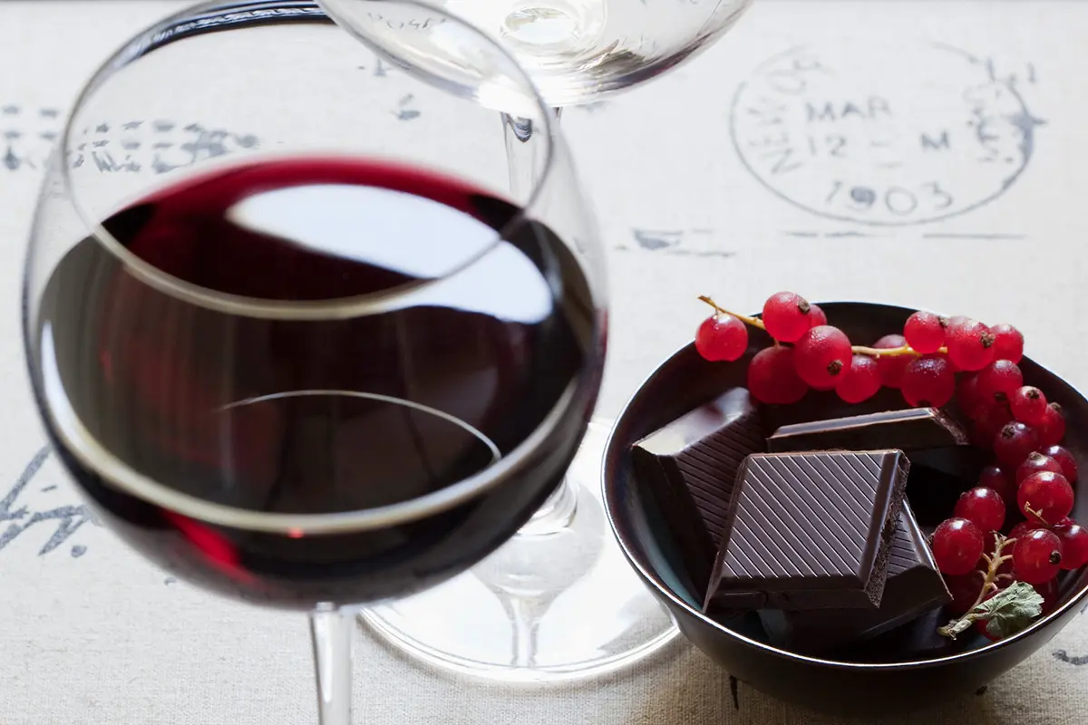 Konsumsi Cokelat dan Wine Lancarkan Sistem Cerna