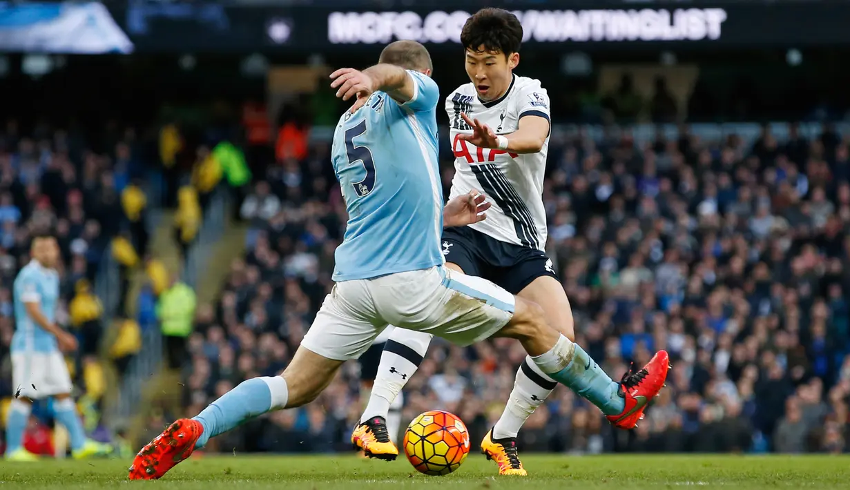 Penyerang Tottenham Hotspur, Son Heung Min berusaha melewati bek City, Pablo Zabaleta pada lanjutan liga Inggris di Stadion Etihad, (14/2). Tottenham menang tipis atas City dengan skor 2-1. (Reuters/Andrew Yates)