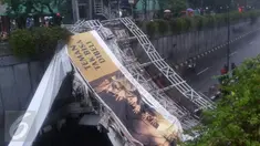 Sebuah jembatan penyeberangan orang (JPO) tepat di atas underpass Pasar Minggu, Jakarta Selatan roboh, Sabtu (24/9). Akun Twitter TMC Polda Metro Jaya jembatan rubuh sekitar pukul 15.30 WIB. (Istimewa)