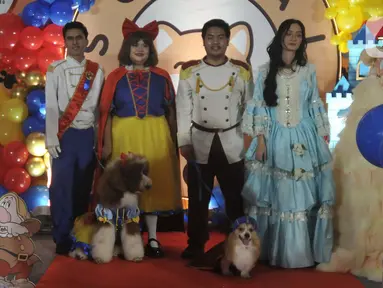 Anjing Jesslyn (kiri) dan Rocky (kanan) mengenakan kostum ala karakter Disney saat pesta perayaan ulang tahun mereka di sebuah mal di Jakarta, Jumat (10/5/2024). (merdeka.com/Imam Buhori)