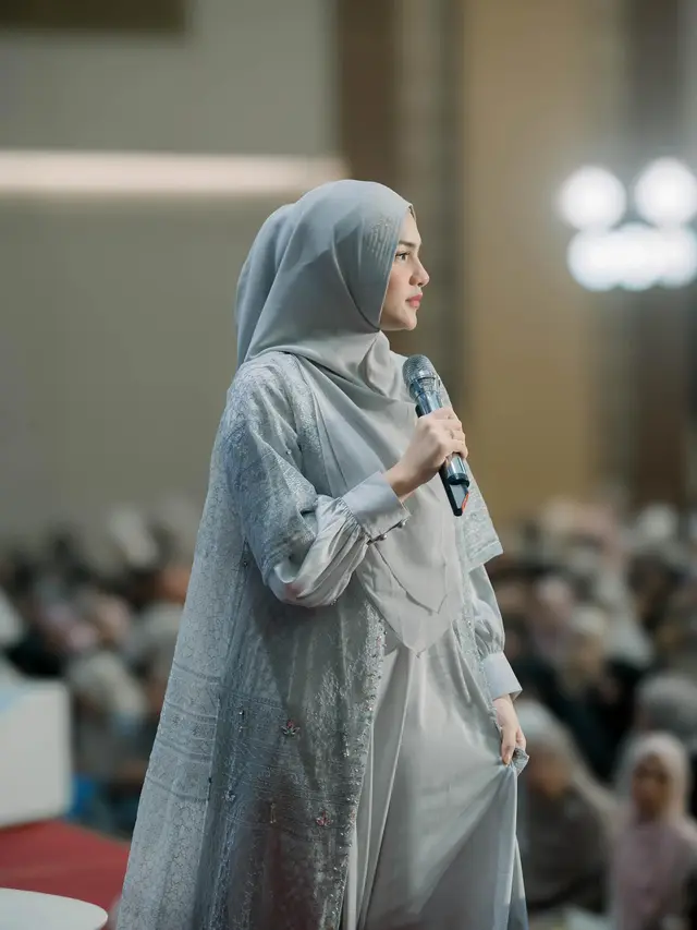 7 Potret Menawan Davina Karamoy jadi Host Kajian Ini Jadi Pusat Perhatian