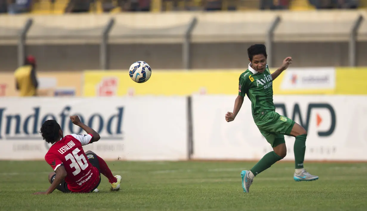 Pemain Persebaya United, Evan Dimas berebut bola dengan pemain Persiba, Akbar Rizal pada laga Piala Presiden di Stadion Si Jalak Harupat, Bandung, Kamis (10/9/2015).  (Bola.com/Vitalis Yogi Trisna)