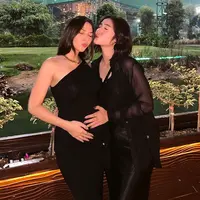 Jessica Mila diketahui tengah menantikan kelahiran anak pertamanya. Dalam beberapa penampilan terbarunya, Jessica Mila tampak penuh gaya nan memesona dengan baby bump yang semakin terlihat. Salah satunya adalah foto ini yang dibagikan oleh Febby Rastanty. Keduanya tampil elegan dalam balutan outfit serba hitam. Jessica Mila tampak mengenakan dress dengan bahu asimetris, menampilkan baby bumpnya yang telah semakin membesar. [Foto: Instagram/febbyrastanty]