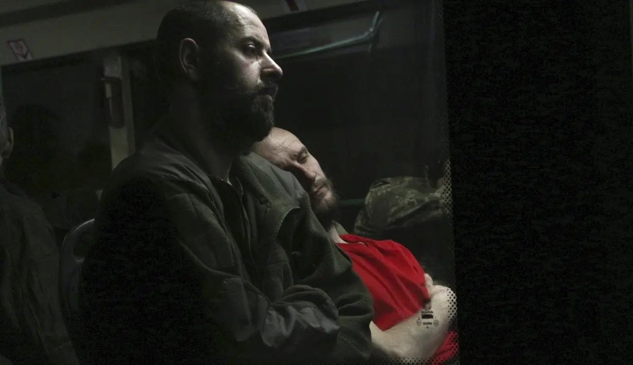 Prajurit Ukraina duduk di dalam bus setelah mereka dievakuasi dari pabrik baja Azovstal Mariupol yang terkepung, dekat sebuah penjara di Olyonivka, di wilayah di bawah pemerintahan Republik Rakyat Donetsk, Ukraina timur (17/5/2022). (AP Photo)