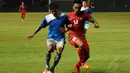 Pemain Timnas Indonesia, Dedi Hartono, mendapat kawalan ketat Thien Than Win, saat berlaga di Stadion GBK Jakarta, (11/5/2014). (Liputan6.com/Helmi Fithriansyah) 