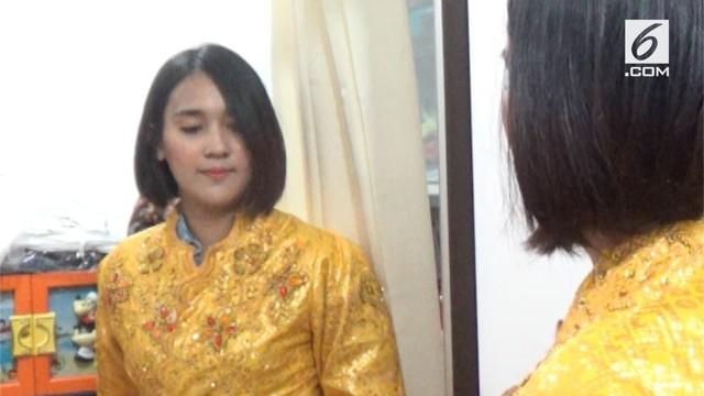 80 pengawal kirab dari kesatuan gabungan polwan dan tni/ membanjiri penyewaan busana adat yang akan dikenakan