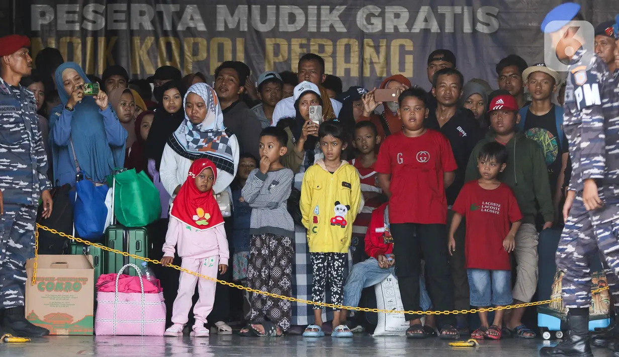 Sejumlah pemudik bersiap turun dari KRI Banda Aceh-593 setibanya di Dermaga Komando Lintas Laut Militer (Kolinlamil), Tanjung Priok, Jakarta, Senin (15/4/2024). (Liputan6.com/Herman Zakharia)