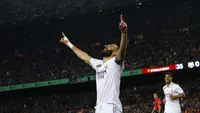 Karim Benzema mencetak hattrick dalam duel Real Madrid versus Barcelona pada pada leg kedua semifinal Copa del Rey 2022/2023 di Camp Nou, Kamis (6/4/2023) dini hari WIB. (AP/Joan Monfort)