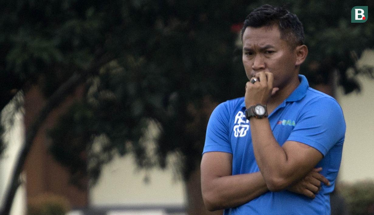 Pelatih PS Tira, Rudy Eka, mengamati anak asuhnya saat melawan Barito Putera pada laga persahabatan di Lapangan Bais, Bogor, Kamis (22/2/2018). PS Tira kalah 1-2 dari Barito Putera. (Bola.com/Asprilla Dwi Adha)