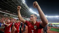 Kapten Timnas Indonesia, Jay Idzes, merayakan kemenangan atas Bahrain pada laga kedelapan putaran ketiga Grup C kualifikasi Piala Dunia 2026 di Stadion Utama Gelora Bung Karno, Jakarta, Selasa (25/3/2025) malam WIB. (Bola.com/Bagaskara Lazuardi)