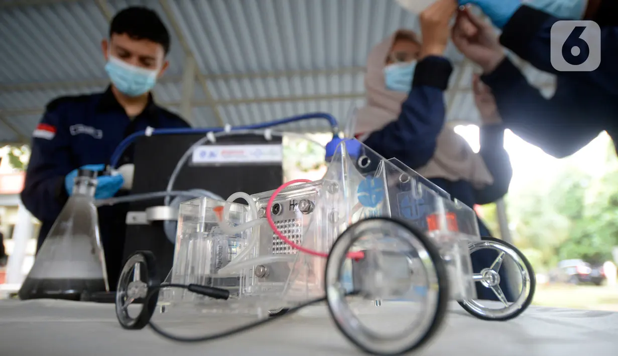 Peneliti dari LIPI menunjukkan cara kerja mobil hidrogen atau fuel cell di Puspitek Serpong, Tangerang Selatan, Senin (14/12/2020). Dalam penelitiannya LIPI memamerkan cara kerja mobil bertenaga hidrogen yang dapat diubah menjadi energi listrik yang dapat menggerakkan motor (merdeka.com/Dwi Narwoko)