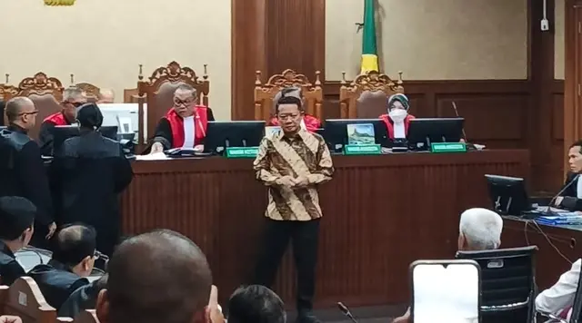 Febrie Adriansyah Tiba untuk Sidang Perdana, Ini Penampilannya