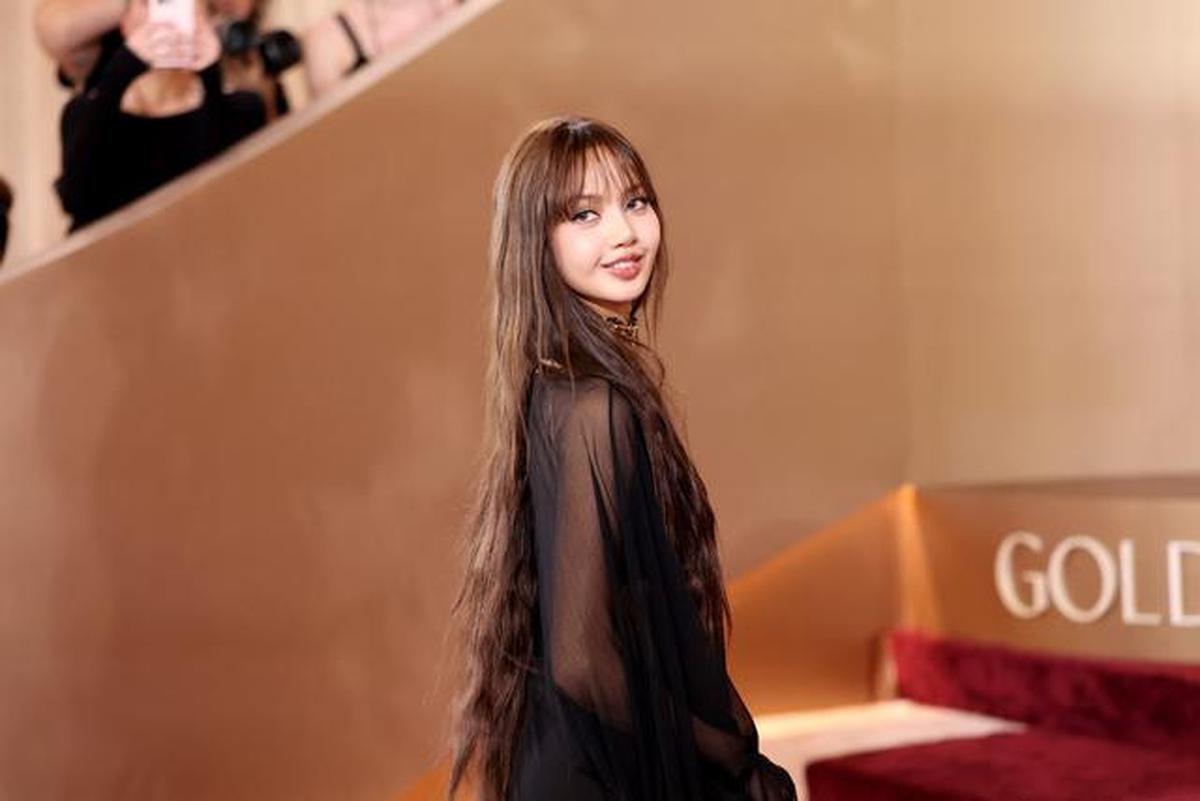 Lisa Blackpink Curi Perhatian dengan Gaun Transparan di Karpet Merah Golden Globes 2026