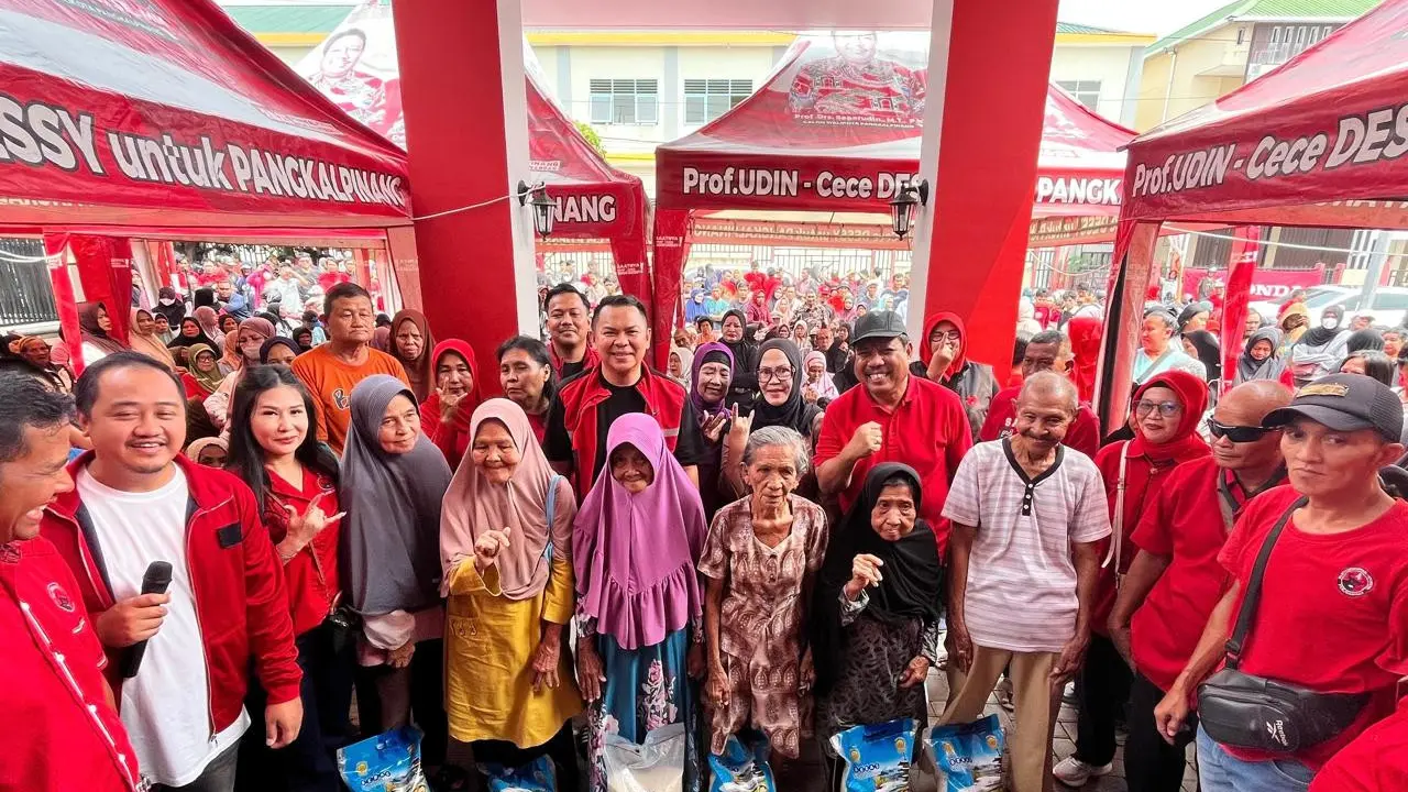PDI Perjuangan bersama Rudi Center meringankan beban warga Bangka Belitung dengan bantuan beras (Istimewa)