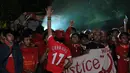 Suporter ‘’The Reds’ menyanyikan lagu penyemangat di sela-sela acara nonton bareng Liputan6.com laga Liverpool kontra Manchester United bersama Big Reds reg Bekasi di Alibaba Futsal, Bekasi, Minggu (22/3/2015). (Liputan6.com/Helmi Fithriansyah)