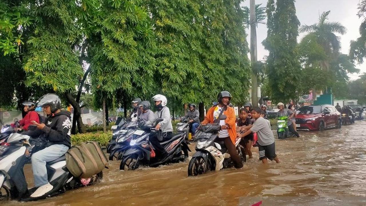 Banjir Jakarta Barat Rendam Belasan RT dan Empat Ruas Jalan Akibat Hujan Deras