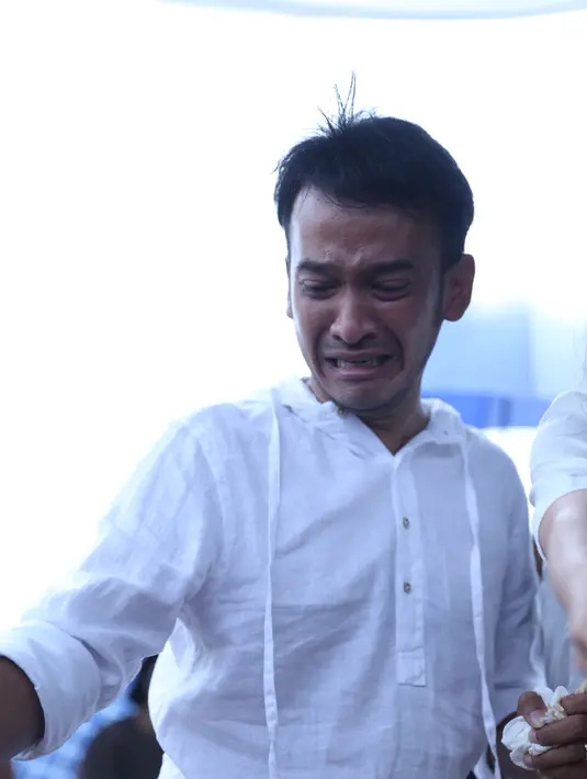 Saat jenazah akan dimasukkan ke dalam liang lahat, presenter itu kembali menangis. Begitu juga setelah selesai diurug rata tanah dan proses tabur bunga. (Nurwahyunan/Bintang.com)